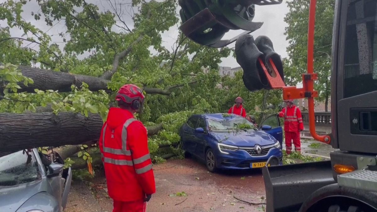 Záběry z vzácné letní bouře v Nizozemsku. Poly se teď přesouvá do Německa